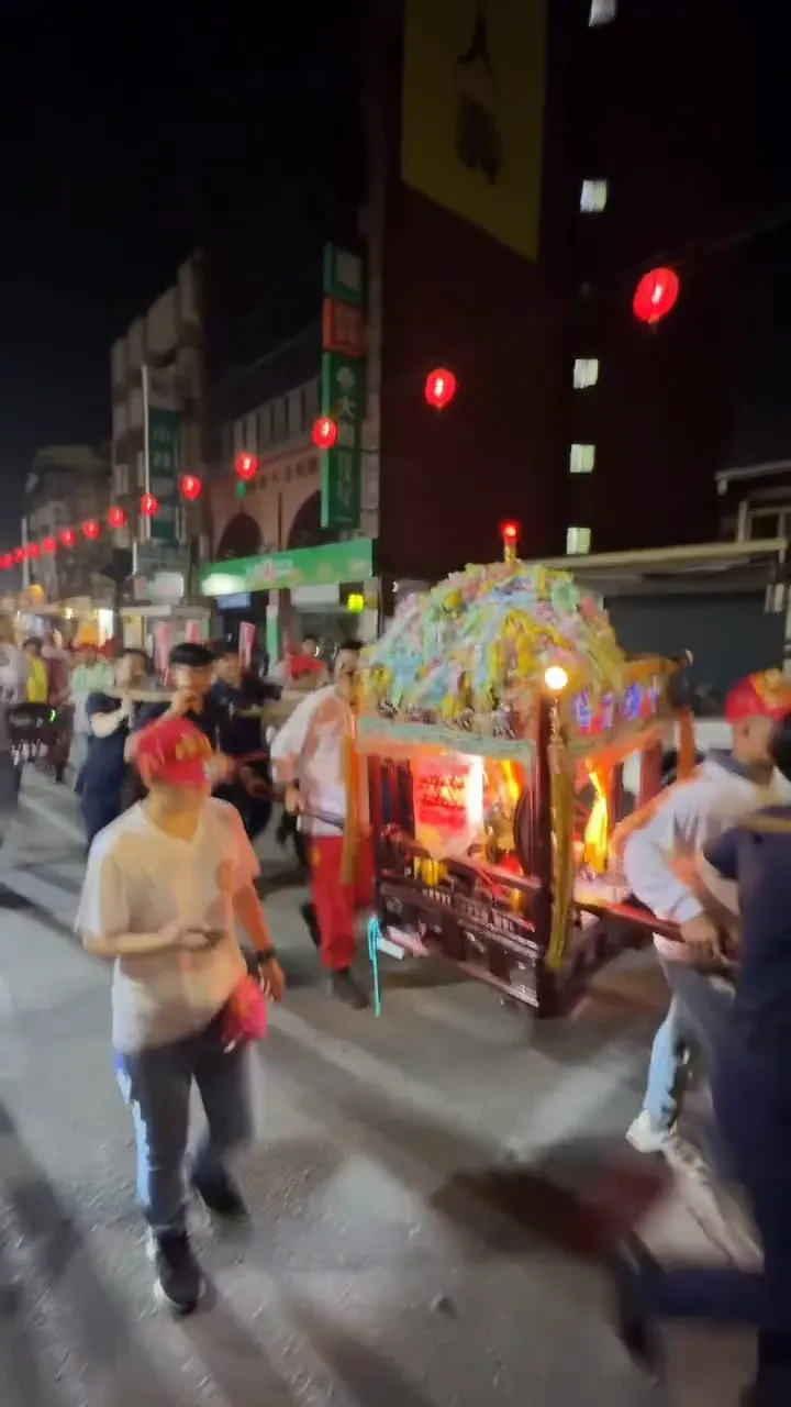 當時神轎的轎棍繩索意外出現鬆脫狀況，隨行人員決定暫時停下腳步進行調整，正巧就在派出所門口駐足。（圖／網友吳政勳提供）