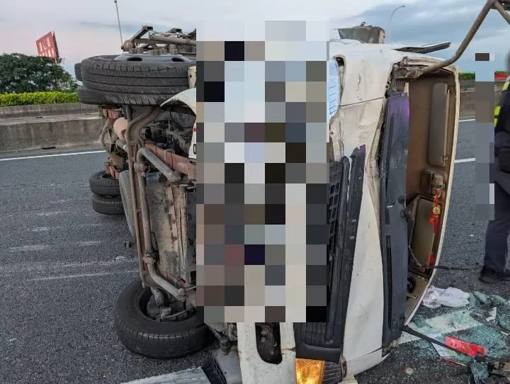肇事貨車側翻，現場一片狼藉。（圖／翻攝畫面）
