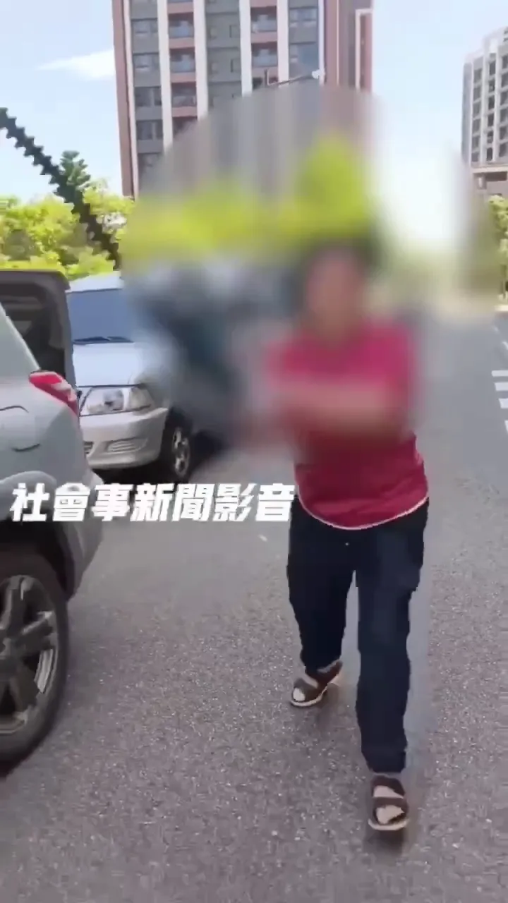 劉女持割草機「追砍」溫男畫面。(圖/社會事新聞影音)