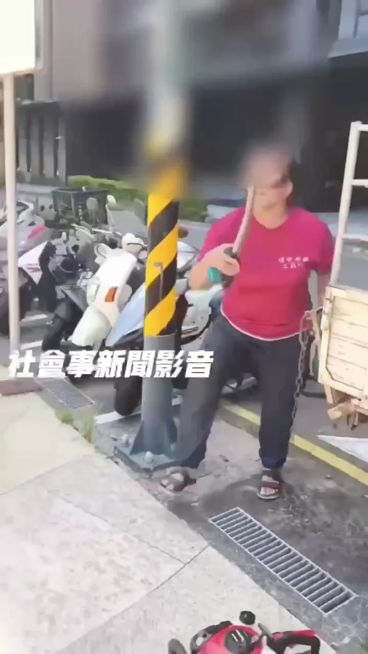 劉女持割草機「追砍」溫男畫面。(圖/社會事新聞影音)