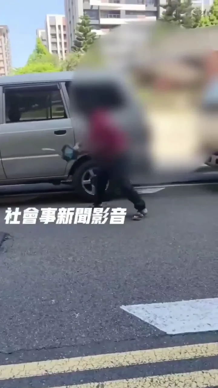 劉女拿割草機毀車畫面。(圖/社會事新聞影音)