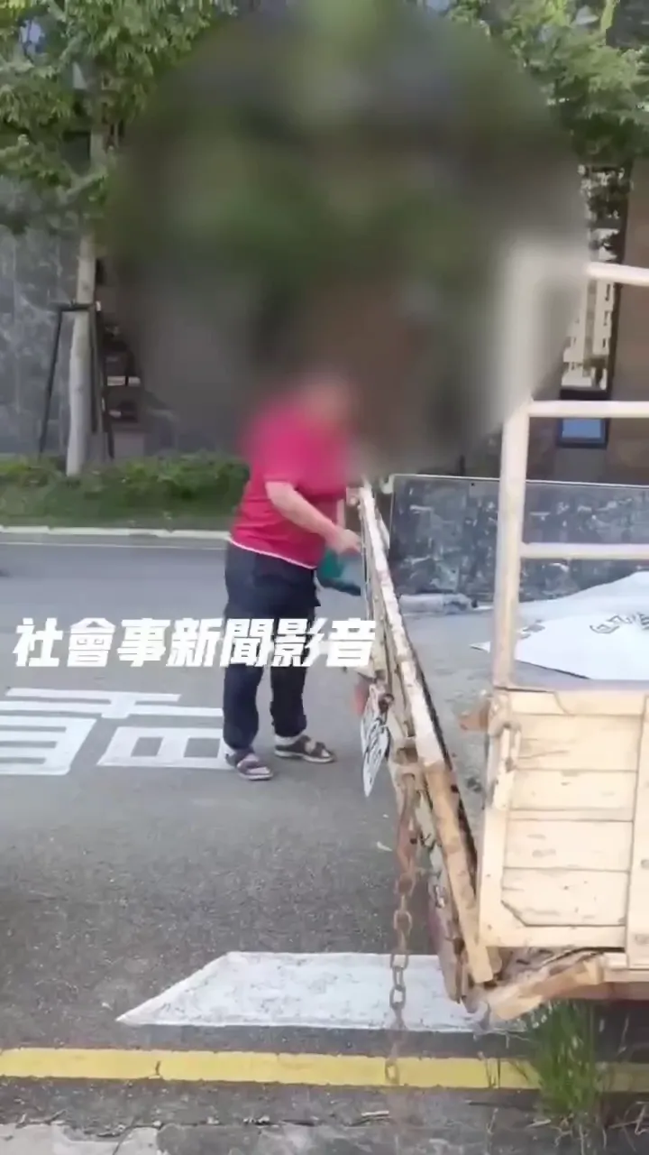 劉女拿割草機毀車畫面。(圖/社會事新聞影音)