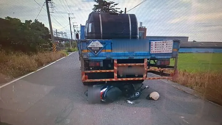 台南新化中山路898巷28日下午發生驚悚車禍!(圖/翻攝畫面)