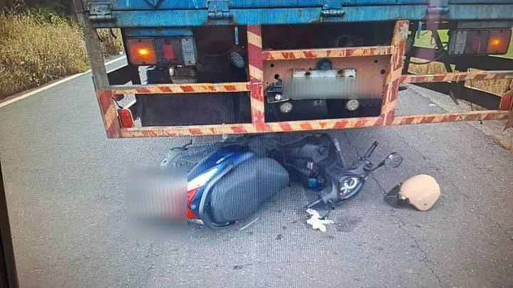 台南新化中山路898巷28日下午發生驚悚車禍!(圖/翻攝畫面)