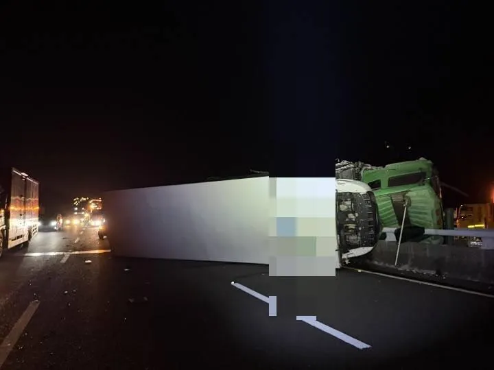 50歲陳姓男子駕駛大貨車行駛途中，左前輪突然爆胎，車輛瞬間失控撞擊內側護欄後翻覆。（圖／警方提供）