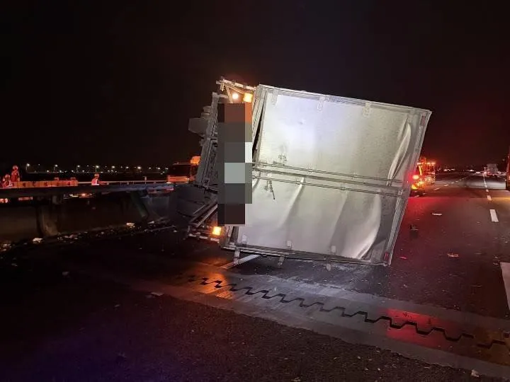 大貨車橫躺車道。（圖／警方提供）