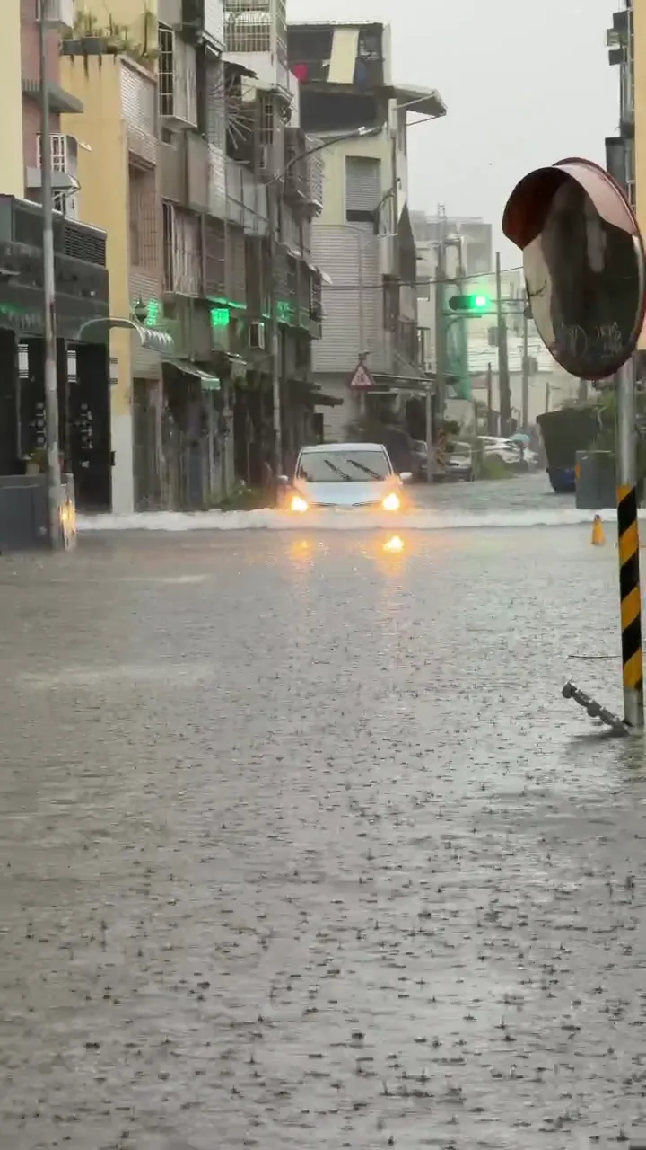 台南市大仁街上的7-11旁道路已經淹到快1個輪胎高。(圖/記者爆料網)