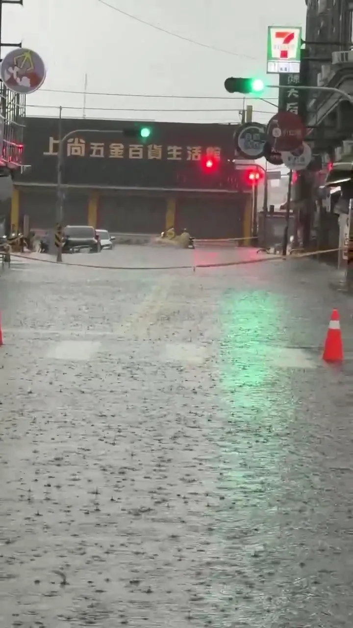 台南市大仁街上的7-11旁道路已經淹到快1個輪胎高。(圖/記者爆料網)