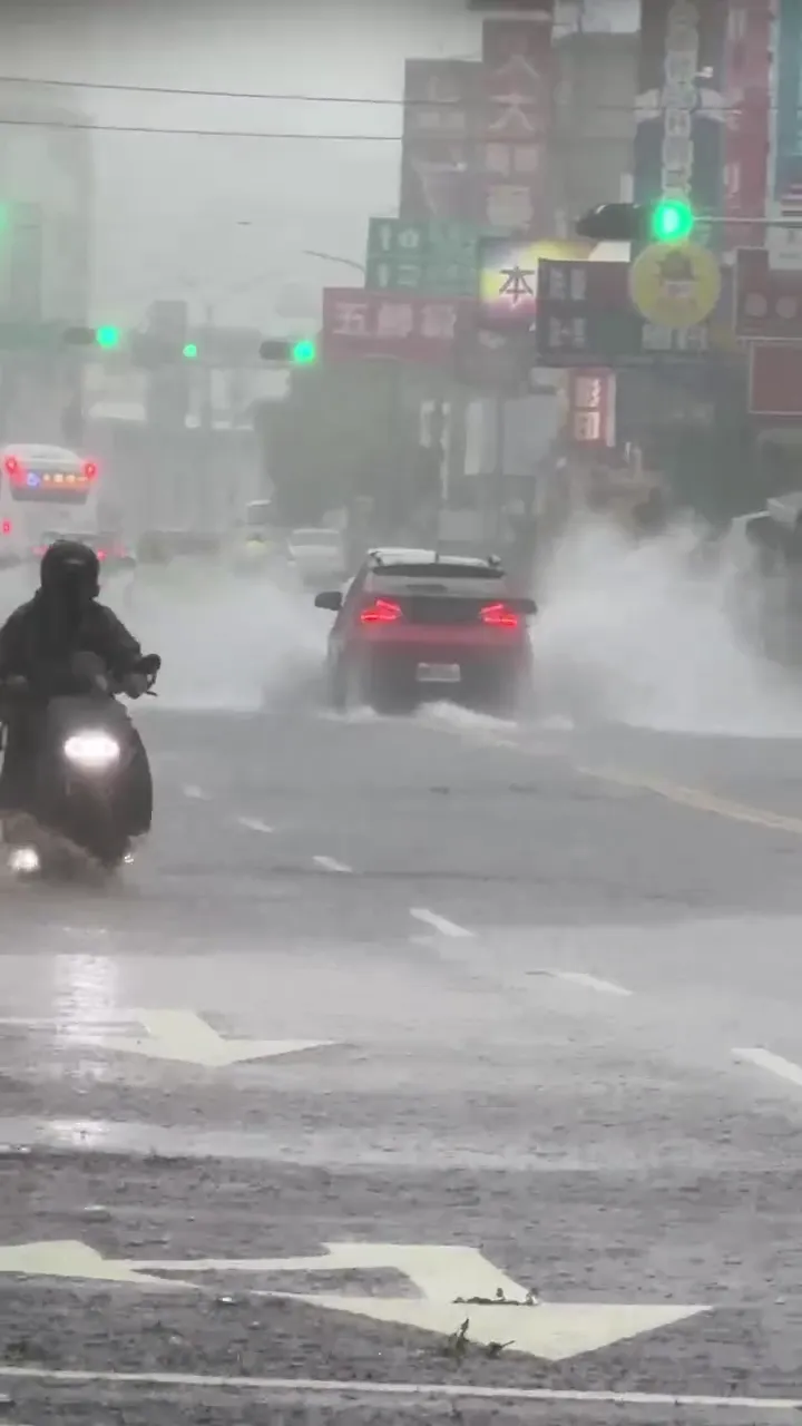 台南市大灣路的水已到腳踝。(圖/記者爆料網)