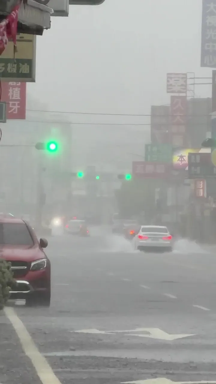 台南市大灣路的水已到腳踝。(圖/記者爆料網)