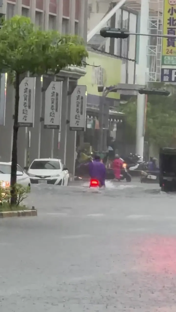 崑山科大前的崑大路已成水鄉澤國。(圖/記者爆料網)