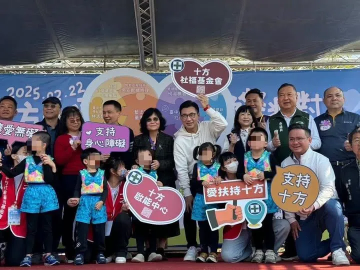 國民黨立委黃健豪(右前一)。(圖/取自黃健豪臉書)
