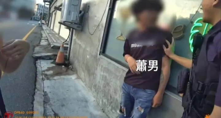 遭毆打的蕭男右眼嚴重受傷。（圖／警方提供）