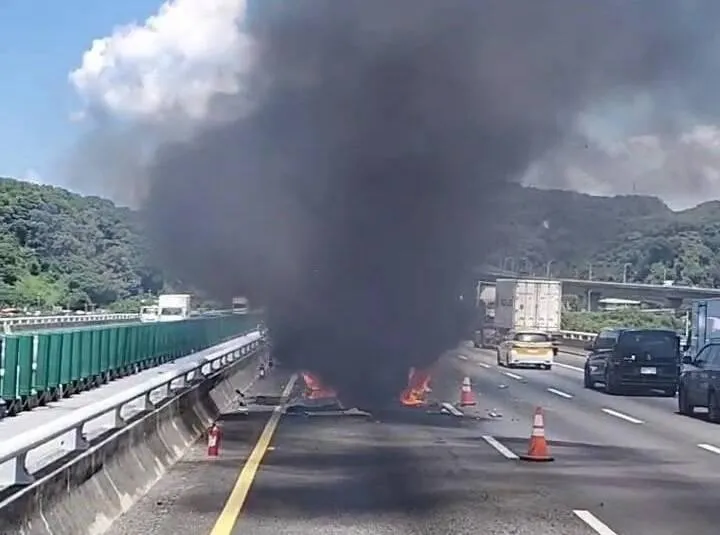 國道1號苗栗三義段發生火燒車事故,濃濃黑煙直竄天際。(圖/民眾提供)