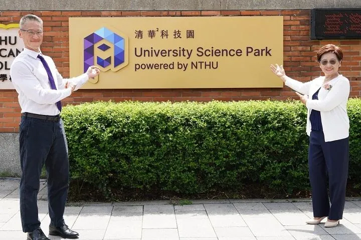 清華大學校長高為元(左)與中華大學董事長楊洪秋霞(右)攜手揭牌,象徵深科技創新生態系正式啟航。(圖/中華大學)
