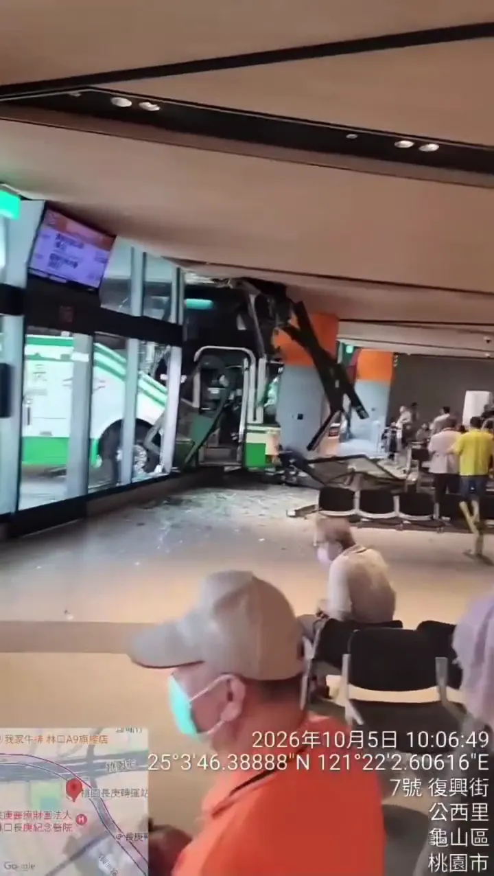 長庚醫院專車的車頭及部分車身卡入站體結構。（圖/翻攝shuangjing36的Threads，經授權使用）