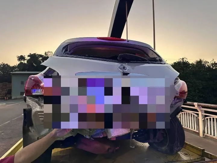 轎車車頭嚴重毀損。（圖／警方提供）