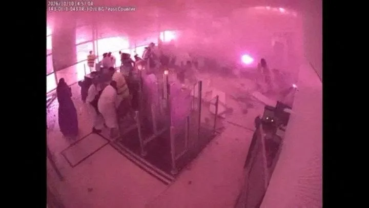 沙烏地阿拉伯利雅德哈立德國王國際機場，10日遭到攻擊，現場煙霧瀰漫、火光沖天。（圖／路透社）