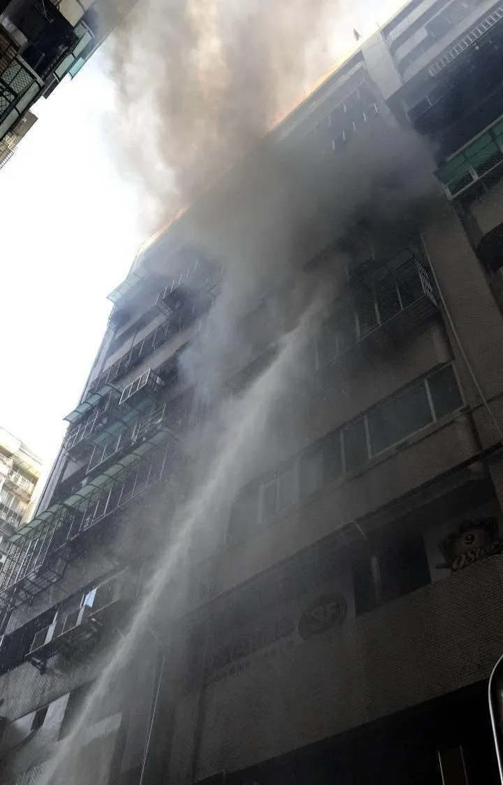 北市中山區民生東路一棟大樓下午發生火警。（圖／翻攝畫面）
