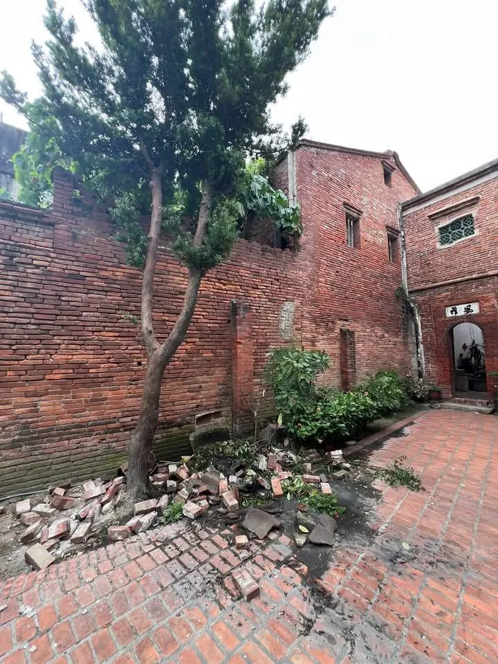 彰化鹿港老街內的鹿港民俗文物館百年紅磚牆22日凌晨遭薔琵颱風強風吹垮一部分。（圖／中天新聞）