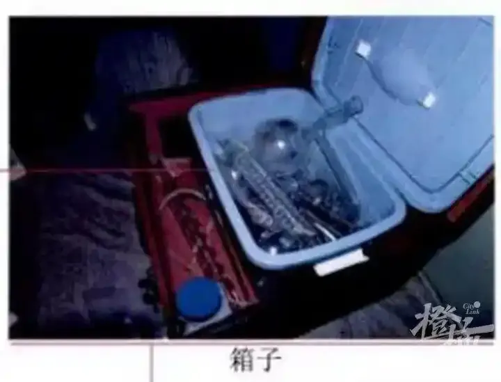 家中起出試管、試瓶等設備器具。(圖/翻攝橙柿互動)