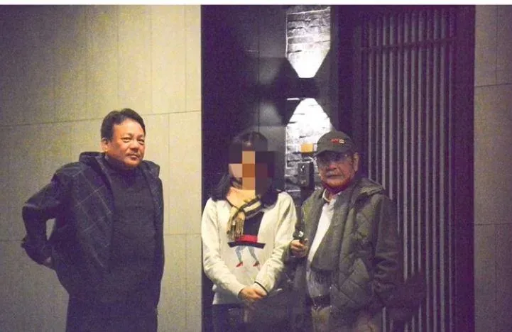 侯漢廷公開吳乃仁北檢檢察官在餐廳外的照片。(圖/翻攝自侯漢廷臉書)