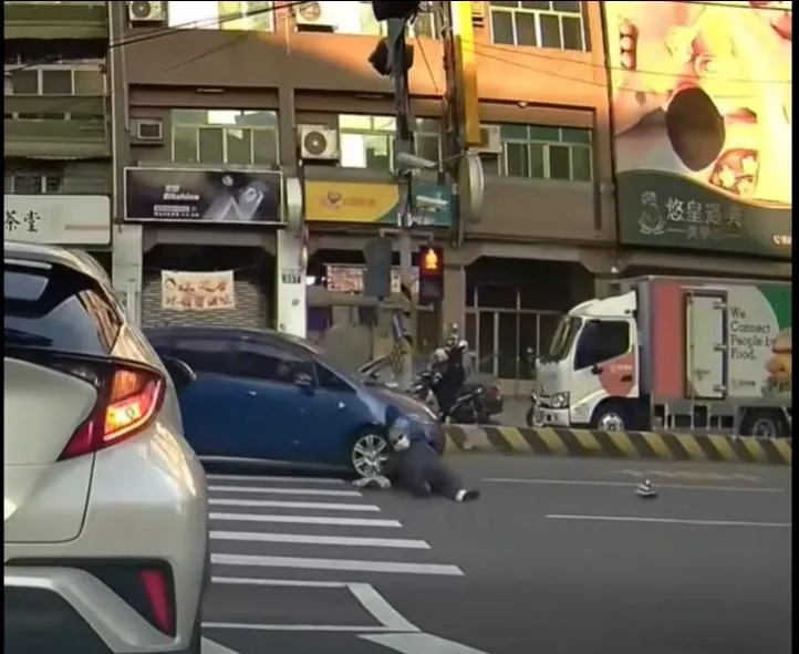 71歲蕭姓老翁行經斑馬線時，遭42歲陳姓女駕駛轎車撞擊。（圖／爆料公社）