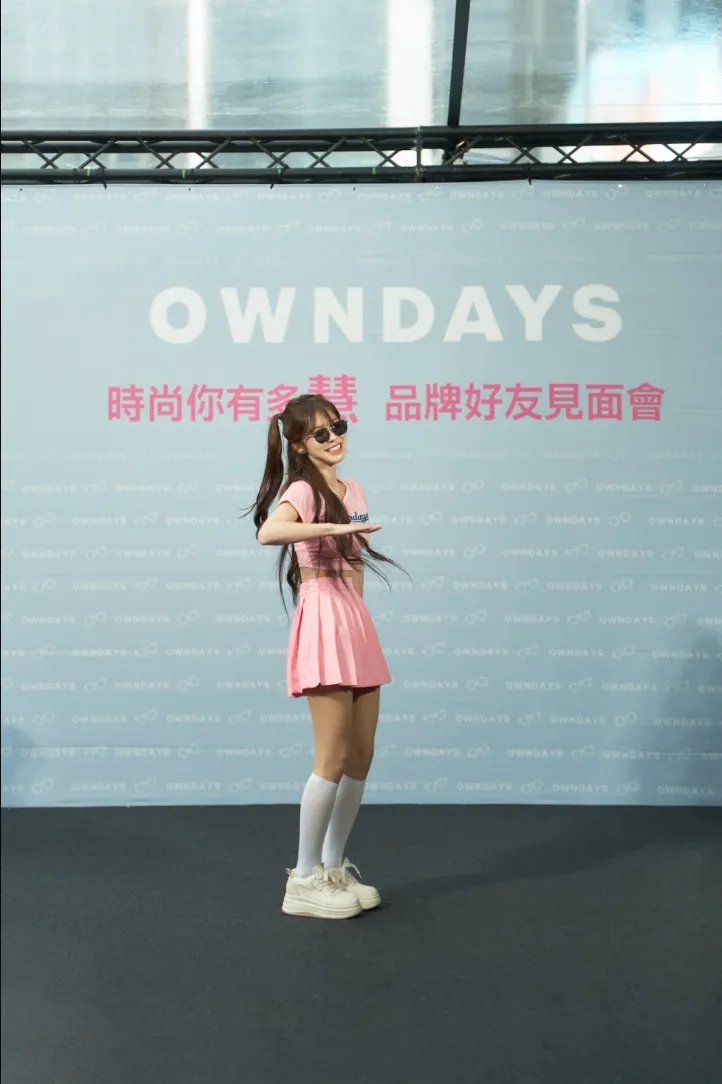 李多慧跳震胸舞。（圖／OWNDAYS提供）