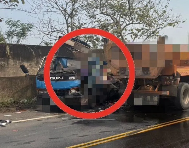 楊姓小貨車駕駛被救出時已經沒有生命跡象，送醫搶救仍宣告不治。（圖／記者爆料網）