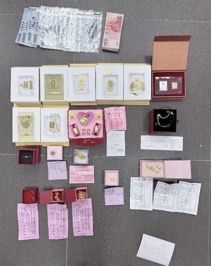 警方查扣不法所得及金飾等贓證物。（圖／翻攝畫面）