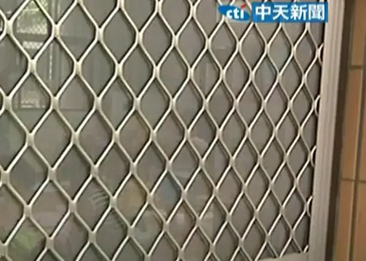 鐵製紗窗不易清潔,家事達人分享2個小撇步,免拆紗窗即可清潔溜溜。(示意圖/中天新聞)