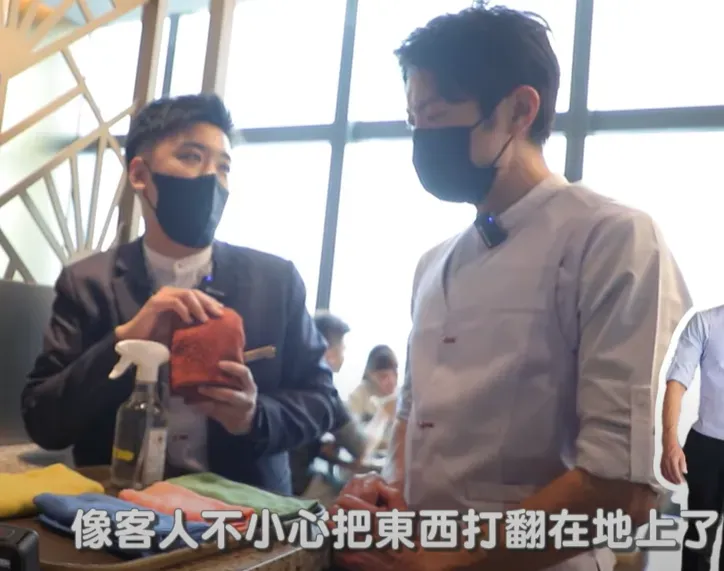五種顏色的抹布分管不同流程。（圖/中天新聞）