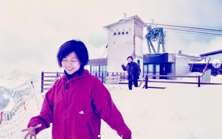 《我們這一家》作者（前方紅外套者）曝光30年前舊照，後方母親就是「花媽」本尊。（圖／翻攝IG）