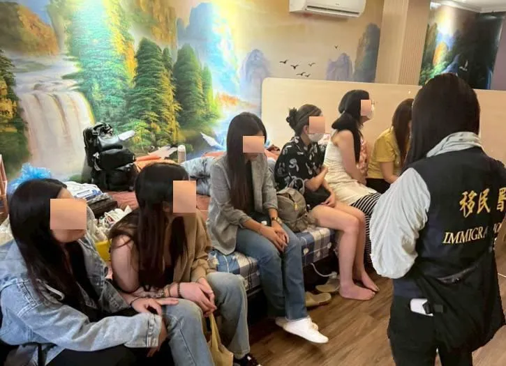 臺中市專勤隊偕同臺中市政府警察局清水分局等友軍於梧棲一間養生館執行查察，當場查獲 6 名泰國籍女子及非法仲介與雇主。（圖／中天新聞）