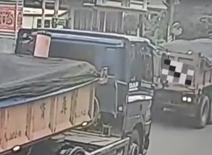 宜蘭一名79歲莊姓老翁騎乘腳踏車時疑似方向往左偏移至快車道，遭後方行駛的砂石車撞上，連人帶車被捲入車底，經送醫搶救後仍宣告不治。（圖/警方提供）