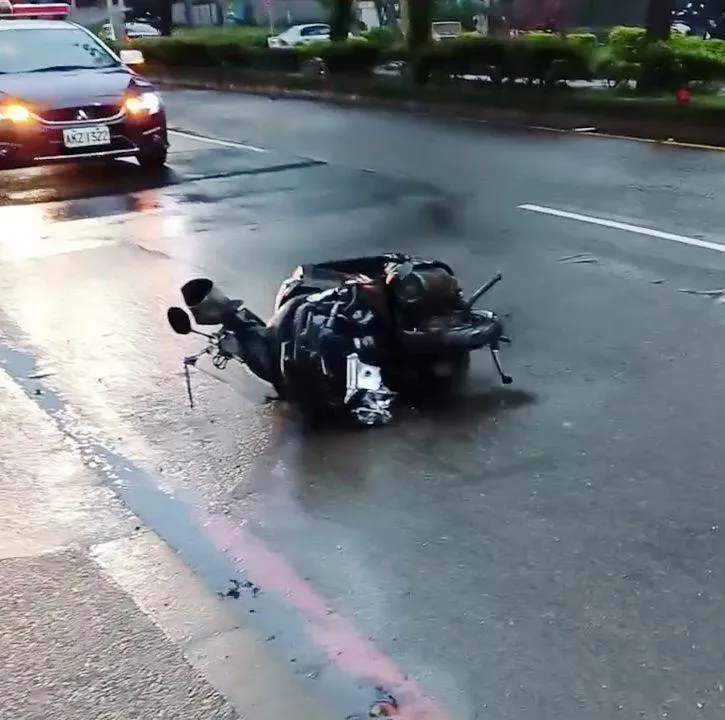淡水紅毛城前的路口在元旦清晨發生死亡車禍。（圖／警方提供）