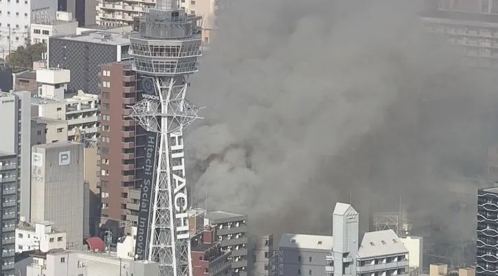日本大阪知名景點通天閣附近商業區發生火災。（圖／NNN）