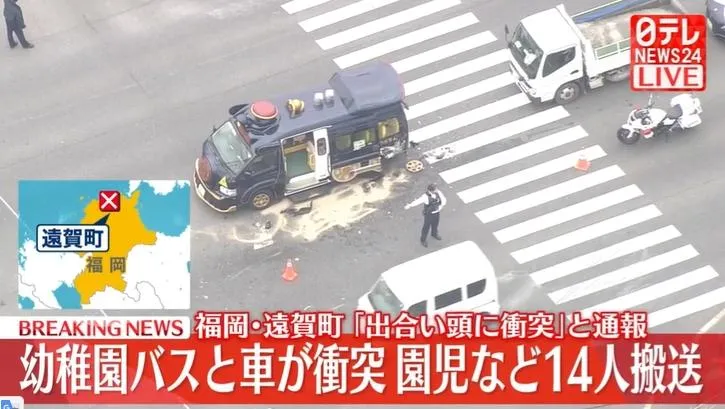 日幼稚園娃娃車遭一輛車子追撞，車上12人送醫。（圖／NNN）