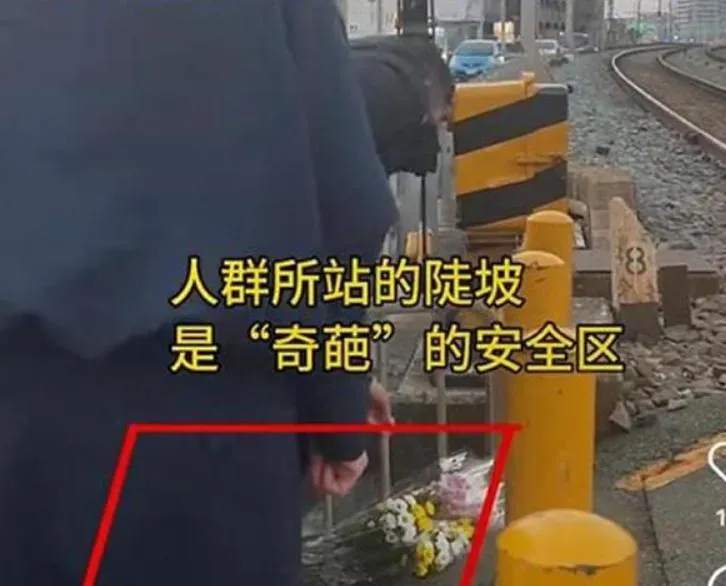 心碎的家屬到事發平交道獻花祭拜。（圖/翻攝《網易》）