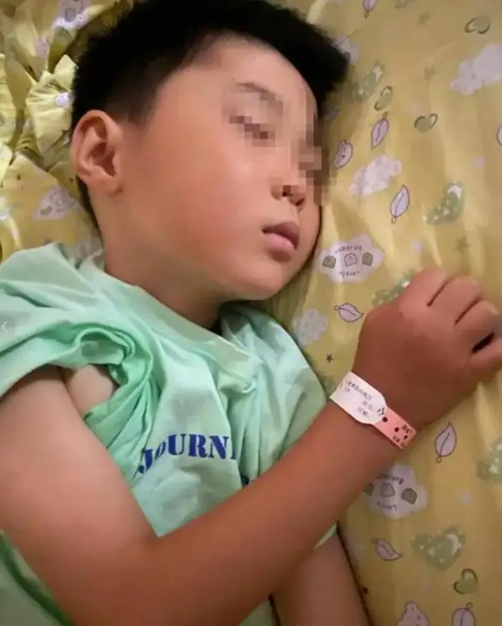 6歲男童君君疑打水仗感染食腦蟲不治。（圖／翻攝現代快報）