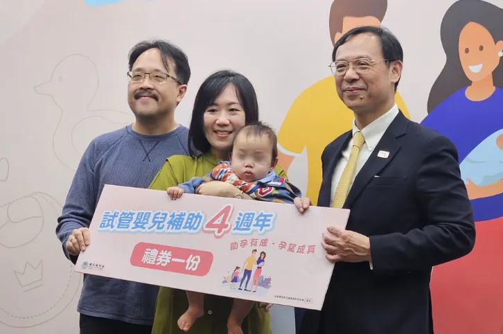 柯小姐（左2）分享自身經驗，寶寶的到來讓生活更加充實，若體力、經濟許可，希望為孩子再添個伴。（圖／中央社）