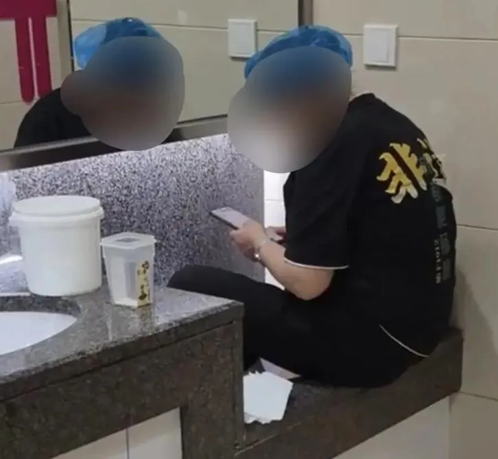 網友目擊員工在機場廁所洗手台洗腳。（圖／翻攝新浪微博）