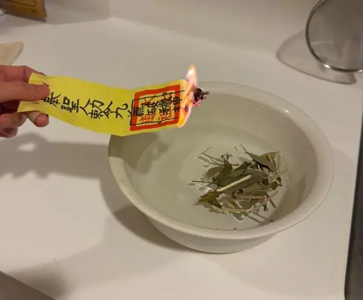 林軒任醫師最近與家人遇到一些事情，時常感到心神不寧，夜晚難以入睡，情緒也變得不安，因此去宮廟進行收驚儀式。（圖／翻攝自臉書《引人入腎・林軒任醫師》）