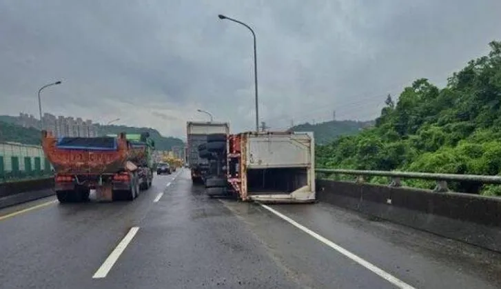 基隆台62線發生貨櫃車翻覆事故。(圖/翻攝畫面)