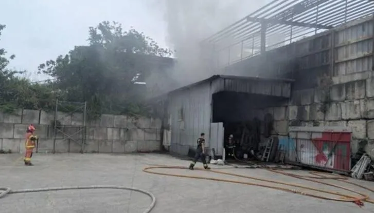新北市汐止一處工廠倉庫發生火警。（圖／翻攝畫面）