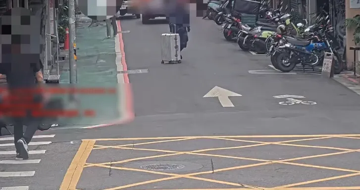 林男進入銀行犯案前畫面。（圖／警方提供）