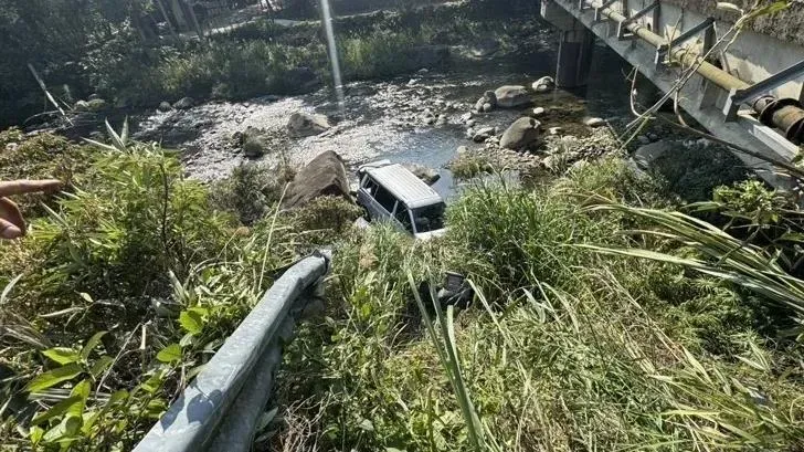 苗栗南庄的通安橋附近25日下午發生廂型車墜落溪床意外。（圖／翻攝畫面）