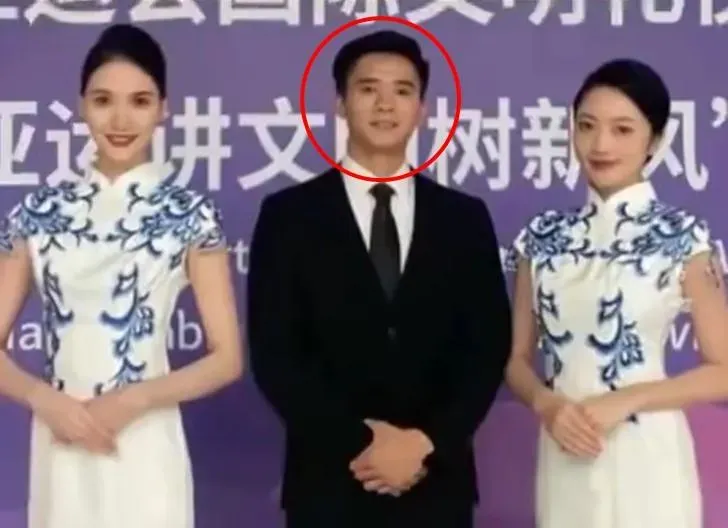 游姓前空少（中）辭職開燒烤攤引發陸網熱議。（資料照／翻攝自微博）