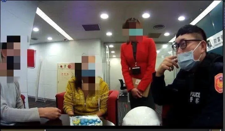 北市中山分局警員蔡汶融曾及時阻止民眾遭詐騙匯款。(圖/翻攝畫面)
