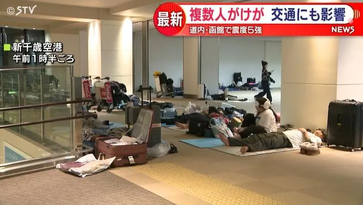 部份旅客因交通中斷而被迫在機場過夜。（圖／NNN）